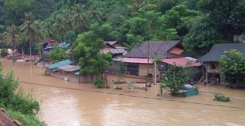 Trong khi đó, ông Lô Văn Liệu - Chủ tịch UBND xã Mỹ Lý (huyện Kỳ Sơn) cho biết, nhiều khu vực trong xã này đã bị ngập sâu từ 1 -3m. Để đảm bảo an toàn, hàng chục hộ dân đã được sơ tán ngay trong đêm, nhiều hộ dân khác cũng đang khẩn trương sơ tán đồ đạc. Ảnh: Facebook.