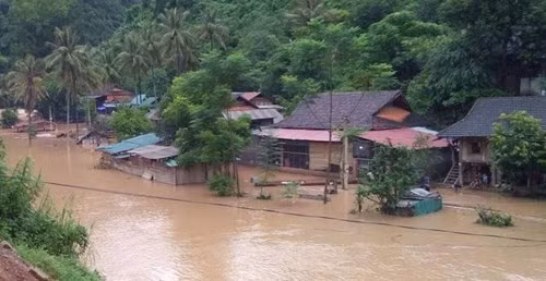 Trong khi đó, ông Lô Văn Liệu - Chủ tịch UBND xã Mỹ Lý (huyện Kỳ Sơn) cho biết, nhiều khu vực trong xã này đã bị ngập sâu từ 1 -3m. Để đảm bảo an toàn, hàng chục hộ dân đã được sơ tán ngay trong đêm, nhiều hộ dân khác cũng đang khẩn trương sơ tán đồ đạc. Ảnh: Facebook.
