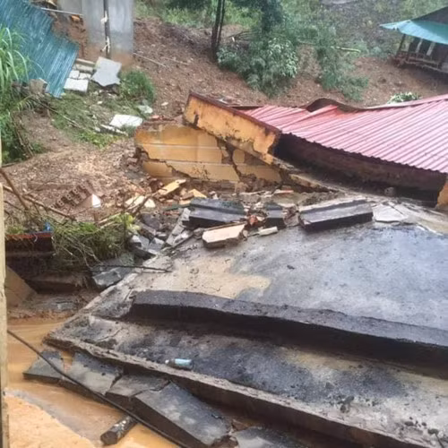 Dãy phòng học của Trường tiểu học Trung Sơn (huyện Quan Hóa, Thanh Hóa) bị đất đá sạt lở gây sập hoàn toàn. Ảnh: NĐ&amp;ĐS.