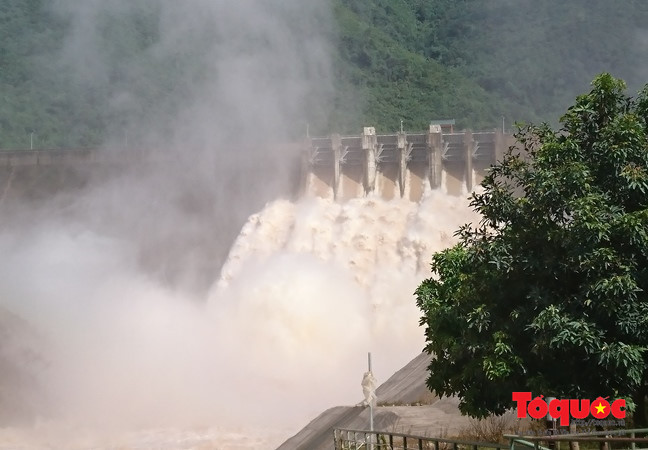 Còn ông Tạ Hữu Hùng - Phó Giám đốc Thủy điện Bản Vẽ cho báo chí biết, lưu lượng nước về hồ nhà máy thủy điện Bản Vẽ đã đạt 4.263 m3/s. Hiện thủy điện Bản Vẽ đã cho xả lũ bằng lưu lượng nước về hồ. Ảnh: Tổ quốc.