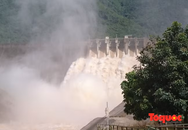 Còn ông Tạ Hữu Hùng - Phó Giám đốc Thủy điện Bản Vẽ cho báo chí biết, lưu lượng nước về hồ nhà máy thủy điện Bản Vẽ đã đạt 4.263 m3/s. Hiện thủy điện Bản Vẽ đã cho xả lũ bằng lưu lượng nước về hồ. Ảnh: Tổ quốc.