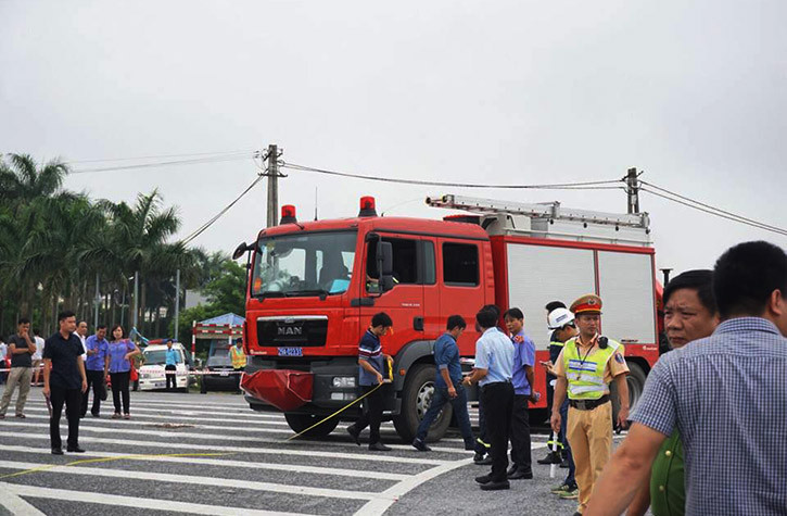 Trước đó, khoảng 16h30 ngày 18/3/2018, nhận thông tin về vụ tai nạn nghiêm trọng giữa xe chở khách 16 chỗ với ô tô tải trên cao tốc Pháp Vân (đoạn qua địa phận xã Vạn Điểm, huyện Thường Tín, Hà Nội), Phòng cảnh sát PCCC số 12 Hà Nội đã điều một xe cứu hỏa cùng nhiều cán bộ chiến sĩ đến hiện trường cứu hộ những người bị thương, mắc kẹt trong ôtô khách 16 chỗ...