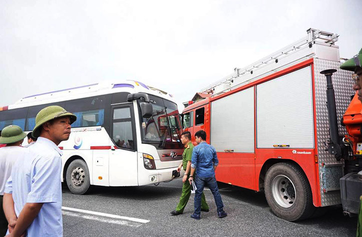 ... Tuy nhiên, khi di chuyển ngược chiều trên cao tốc để đến địa điểm xảy ra tai nạn, xe cứu hỏa không may bị một ôtô khách 38 chỗ do tài xế Đỗ Hùng Mạnh điều khiển tông trực diện.