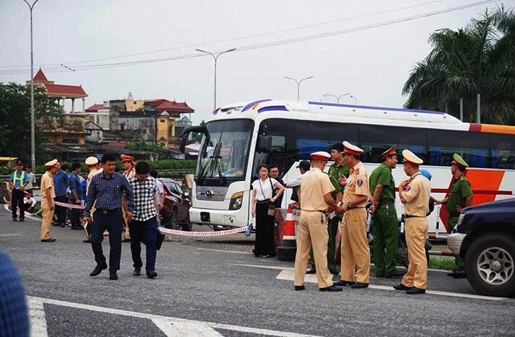 Lực lượng chức năng làm việc tại hiện trường xe khách đâm xe cứu hỏa trên cao tốc.
