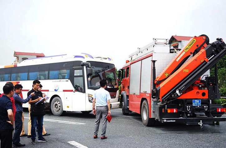 Can canh dung lai hien truong xe khach dam xe cuu hoa