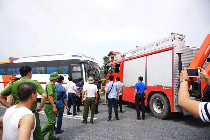 Từ 9h sáng nay các cơ quan chức năng đã bố trí một xe cứu hỏa và một xe khách cùng hàng chục cảnh sát giao thông, công an… bảo vệ hiện trường để phục vụ công tác điều tra.