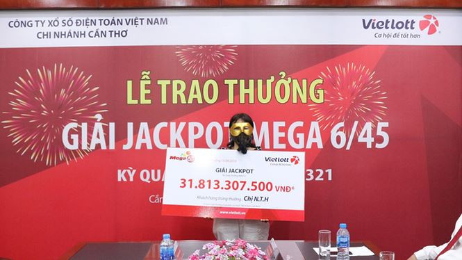 Lien tiep 2 phu nu trung hang chuc ty dong Vietlott