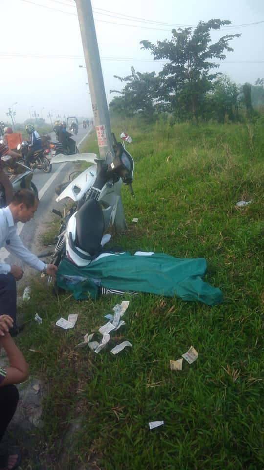 That kinh nam thanh nien tu vong canh xe may “dinh” chat cot dien