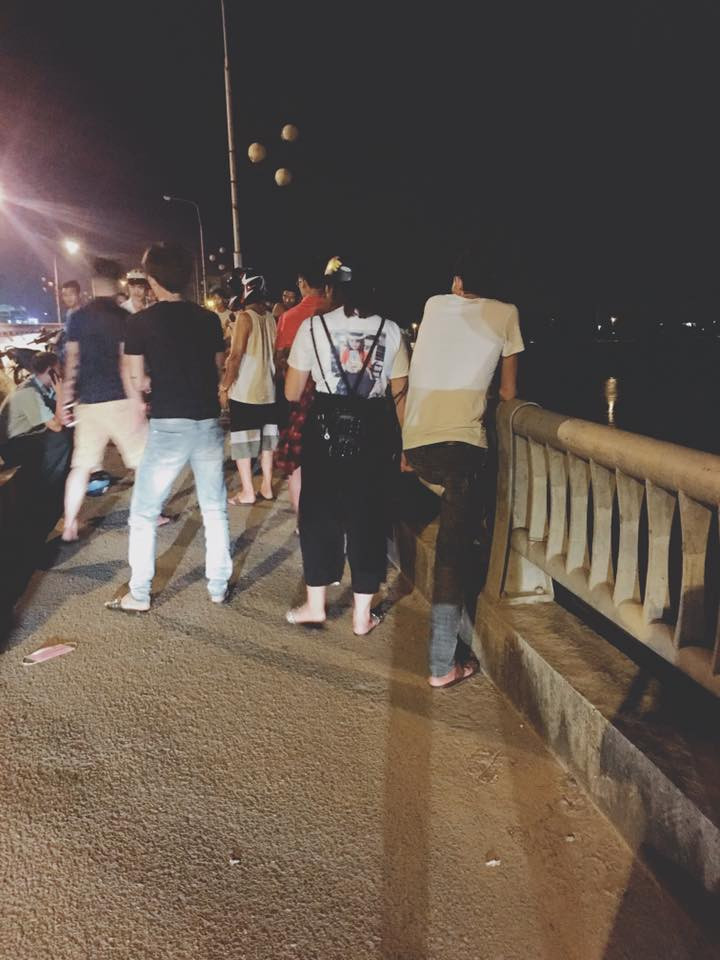 Hoa Binh: Nam thanh nien gao thet chung kien ban gai nhay cau tu tu