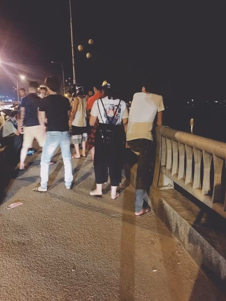 Hoa Binh: Nam thanh nien gao thet chung kien ban gai nhay cau tu tu