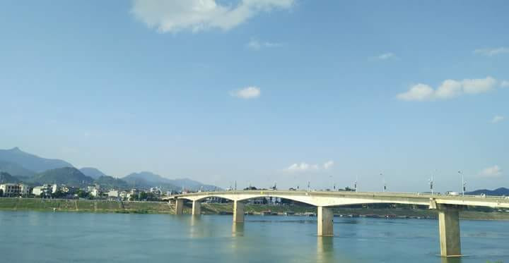 Hòa Bình: Nam thanh niên gào thét chứng kiến bạn gái nhảy cầu tự tử - Hình 2 Hoa Binh: Nam thanh nien gao thet chung kien ban gai nhay cau tu tu-Hinh-2