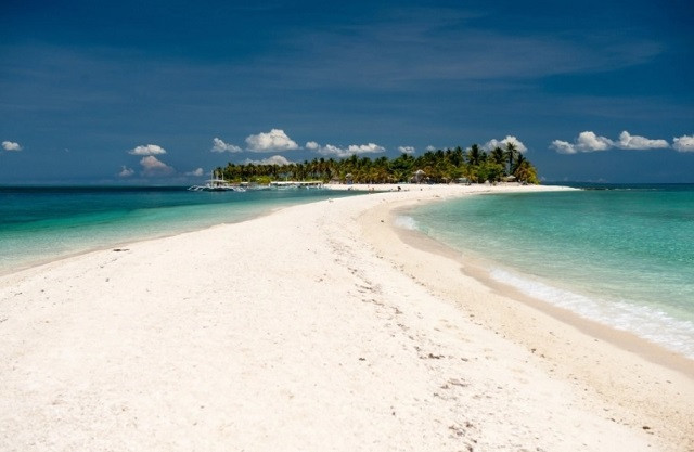  Những bãi biển đẹp nhất thế giới: Những bãi biển ở đây lúc nào cũng trong vắt, cát trắng mịn, nhiều hoạt động vui chơi dưới nước như lặn, lướt sóng. Biển ở Philippines lúc nào cũng đẹp khó tả, mỗi nơi mang đến những cảm giác mới lạ làm cho du khách rất thích thú.