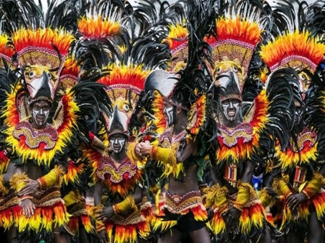  Người dân hiếu khách: Người Philippines rất hiếu khách đến nỗi họ thậm chí đối xử với người nước ngoài như ruột thịt của họ. Và đó là điều du khách đánh giá cao nhất. Có nhiều du khách đến đây du lịch đã tìm thấy được một mái nhà thứ 2 của mình. Thế nên, nếu đến Philippines chắc chắn du khách sẽ được đối đãi như một vị khách quý.