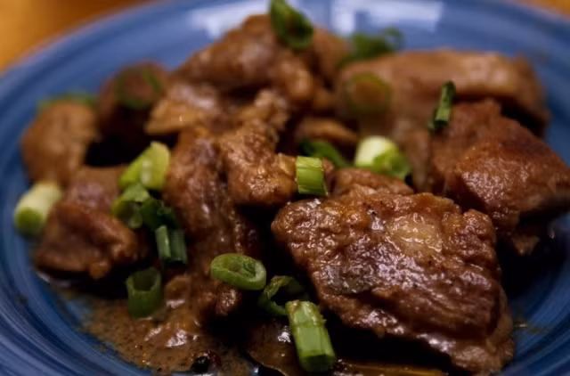  Ẩm thực đa dạng: Ẩm thực của Philippines không được nổi tiếng như Nhật Bản hay Trung Quốc. Nhưng một khi đã đến đây, chắc chắn du khách sẽ bất ngờ trước thiên đồ ăn mới lạ, đầy hấp dẫn. Đặc biệt là ẩm thực đường phố cực kỳ nhiều món ngon.