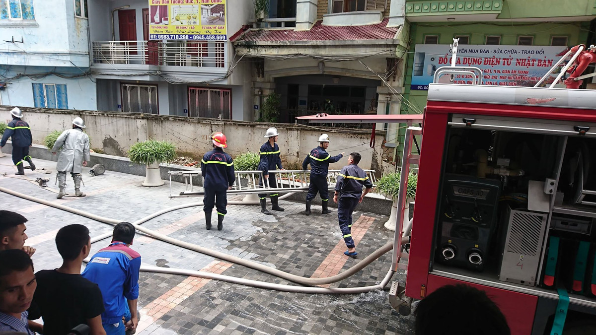 Leo thang pha cua dap vu chay nha 5 tang o Ha Noi-Hinh-2