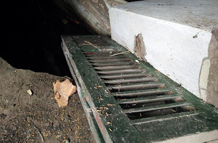 Theo người dân khu vực nhà có "hố tử thần" đã lâu không có người ở.