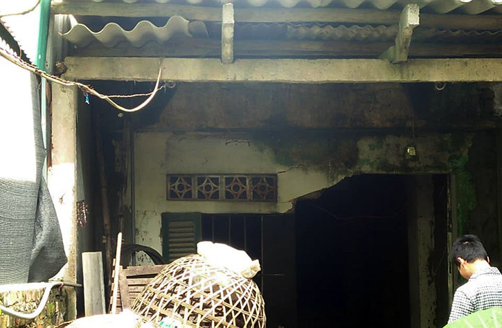 Các mảng tường của ngôi nhà xuất hiện "hố tử thần" cũng bắt đầu rạn nứt, và rơi vỡ.