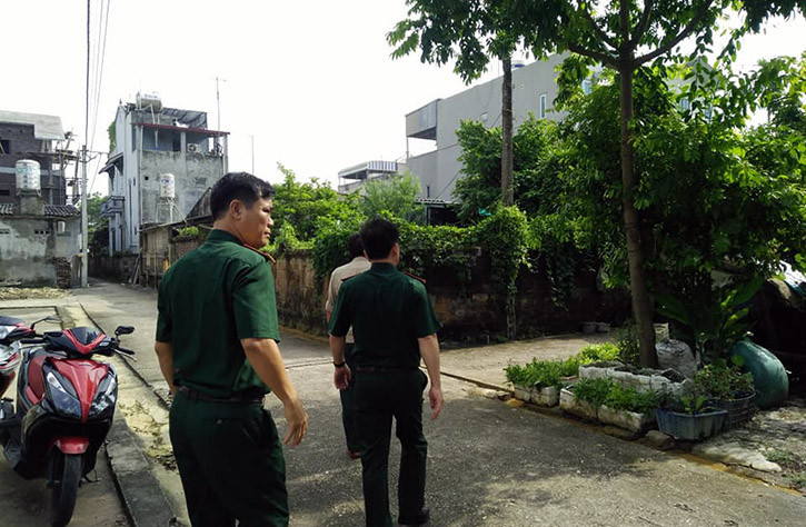 Các cơ quan chức năng đến hiện trường để kiểm tra khu vực bị sụt lún.