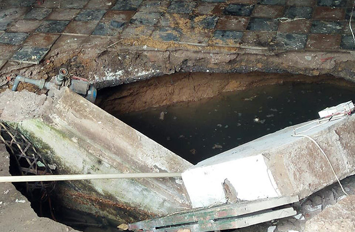 Ghi nhận của PV Kiến Thức chiều ngày 1/8, các cơ quan chức năng của vẫn đang tiến hành kiểm tra "hố tử thần" ở Chương Mỹ để tìm nguyên nhân.