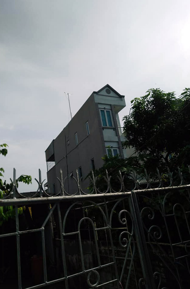 Nhà bà Quỳnh liền kề với nhà có hố sụt lún, dù xây dựng kiên cố nhưng đã có dấu hiệu bị nghiêng. Hiện các cơ quan chức năng đang nhanh chóng làm rõ nguyên nhân trong bối cảnh tình hình ngập lụt ở Chương Mỹ rất phức tạp.