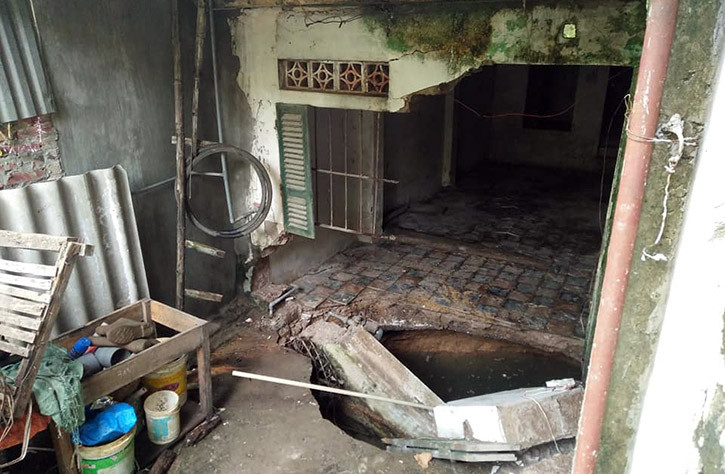 Miệng hố ngày càng lan rộng ra xung quanh.