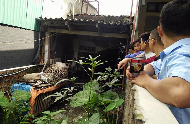 Những người thân, hàng xóm nhà ông Nguyễn Hữu Tuấn đang nơm nớp lo sợ vì "hố tử thần" ngày càng ảnh hưởng đến gia đình mình.