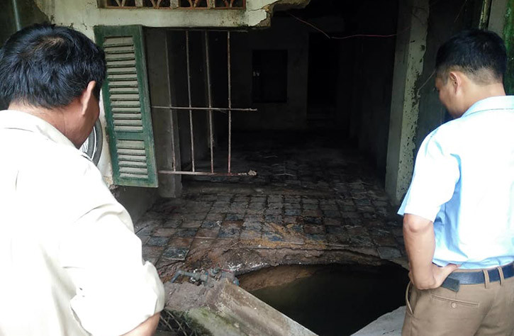 Hố sụt này đã lan sang phần móng của các nhà hàng xóm như nhà ông Nguyễn Hữu Tuấn, ảnh hưởng đến nhà bà Nguyễn Thị Như Quỳnh và bà Nguyễn Thị Cơi khiến nhà bà Quỳnh dù xây kiên cố vẫn bị nghiêng về phía hố sụt lún.