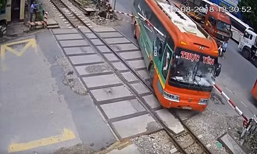 Hai hung xe khach tong gac chan tau, hanh khach thoat chet trong gang tac