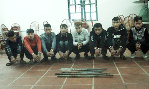 Nhom thanh nien ru nhau ra duong xin tien xon xao Facebook linh an