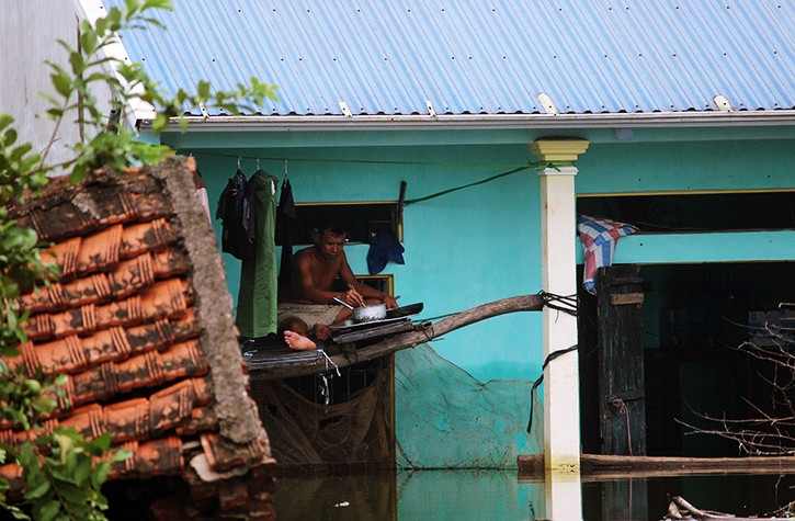 Bữa cơm của người dân trong vùng nước lũ chỉ có gói mỳ được cứu trợ.