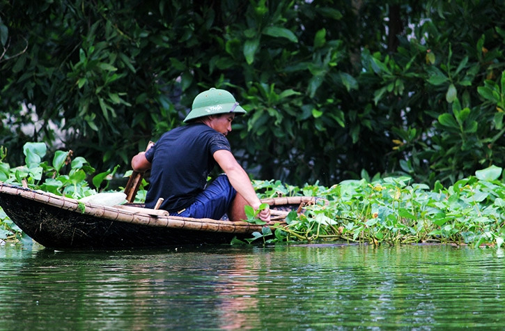 Người dân cho biết, thịt và rau mua ngoài chợ rất đắt nên tận dụng được món gì thì ăn món đó bên cạnh hàng cứu trợ của các cơ quan chức năng.