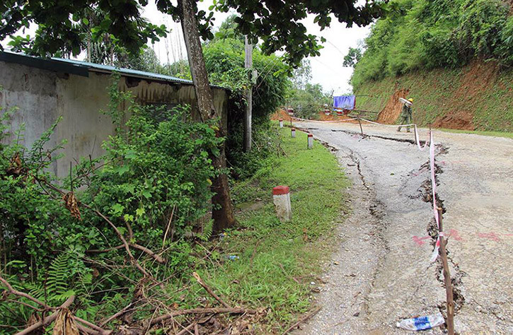 Trong khi đó, đoạn đường liên xã của Dân Hạ chạy qua thôn Máy Giấy cũng bắt đầu bị sụt lún nghiêm trọng.