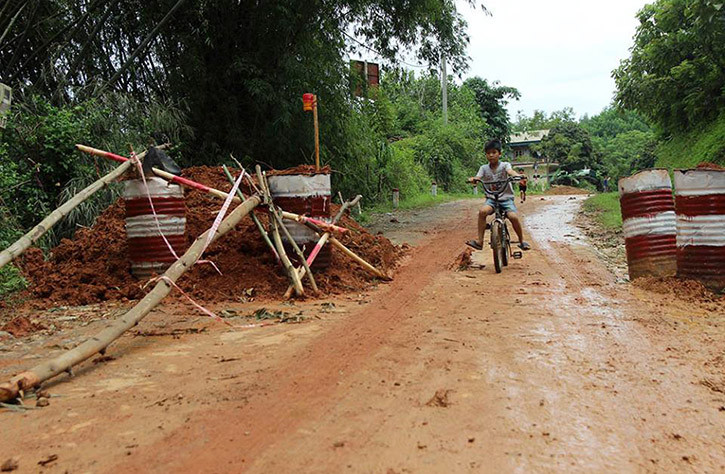 Hiện các cơ quan chức năng đã tạm thời dựng trạm barie tại khu vực sụt lún để cảnh báo người dân đi qua đây.