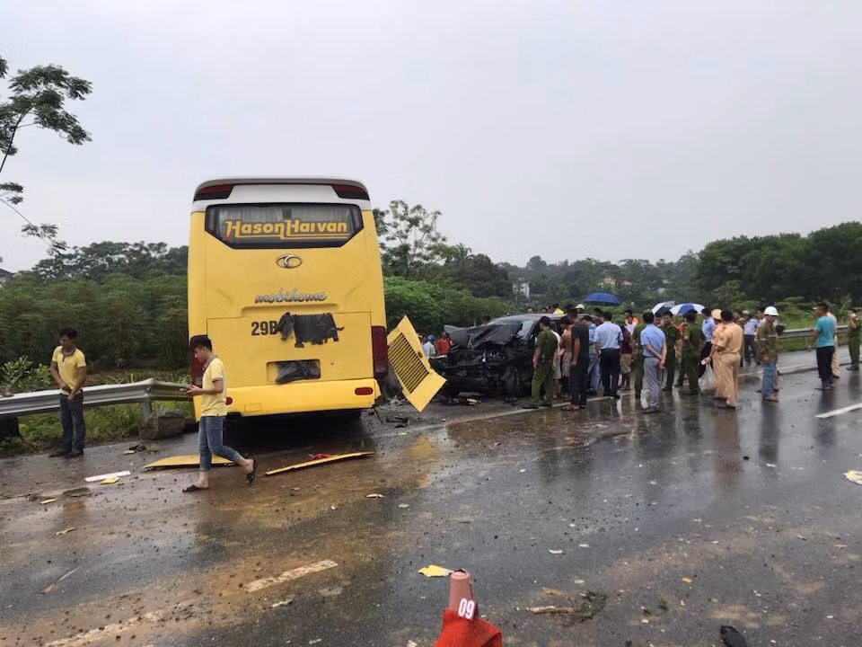 O to dam xe khach kinh hoang tren cao toc Noi Bai - Lao Cai