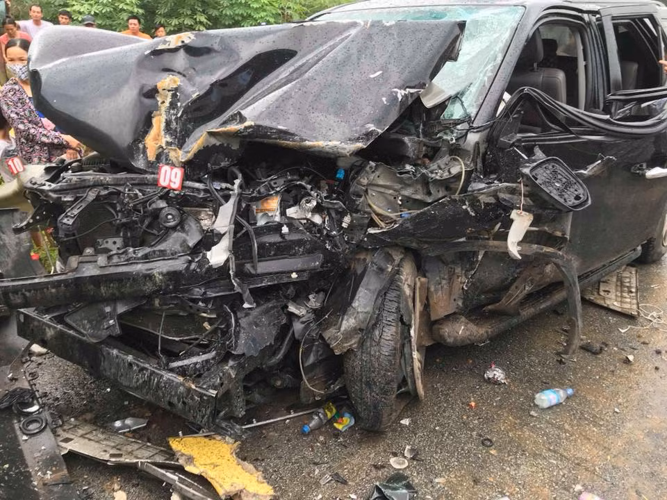 O to dam xe khach kinh hoang tren cao toc Noi Bai - Lao Cai-Hinh-3