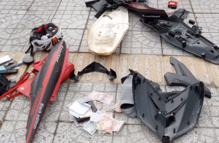 La lung thanh nien dam ban gai tim mat roi thao tung xe Exciter