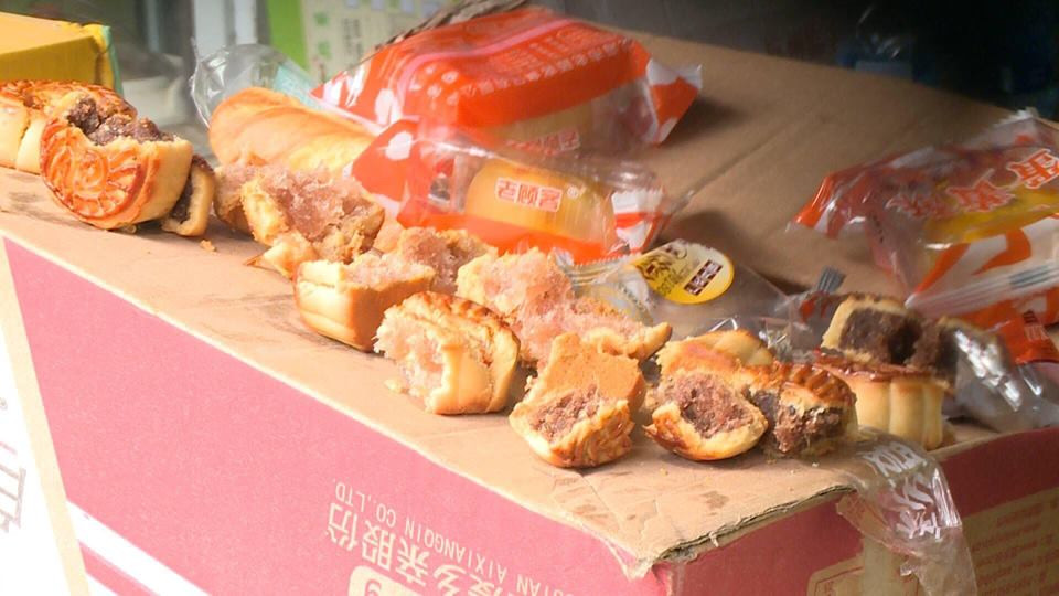 Bat lo hang banh trung thu sieu re 2.000 dong/chiec o Ha Noi-Hinh-3