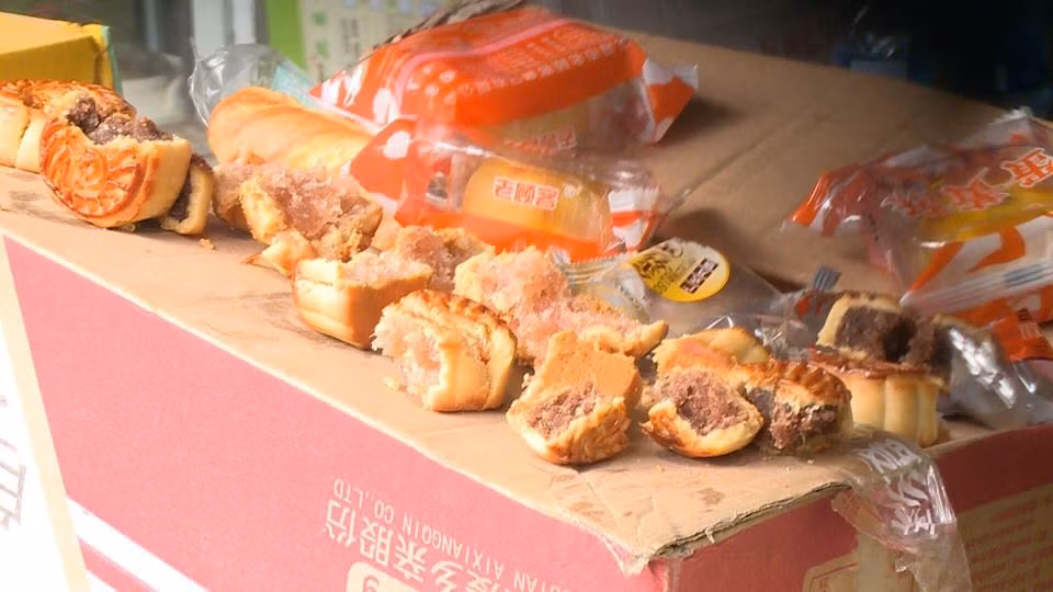 Bat lo hang banh trung thu sieu re 2.000 dong/chiec o Ha Noi-Hinh-3