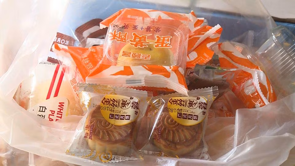 Bat lo hang banh trung thu sieu re 2.000 dong/chiec o Ha Noi-Hinh-2