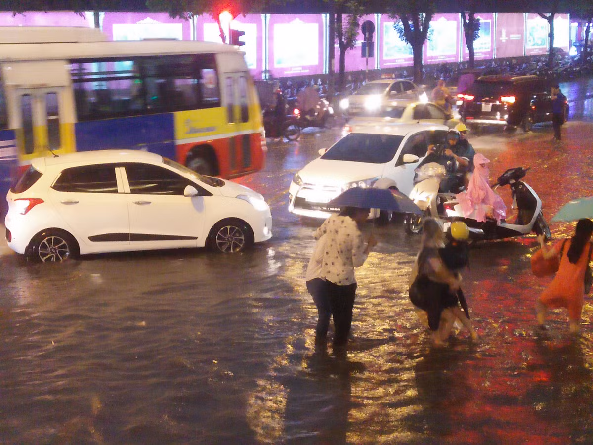 Ha Noi: Giao thong hon loan vi mua lon-Hinh-4