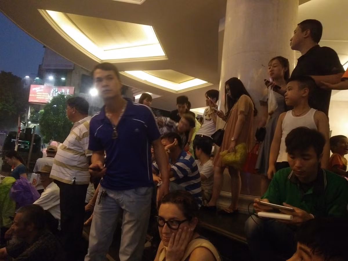 Ha Noi: Giao thong hon loan vi mua lon-Hinh-2