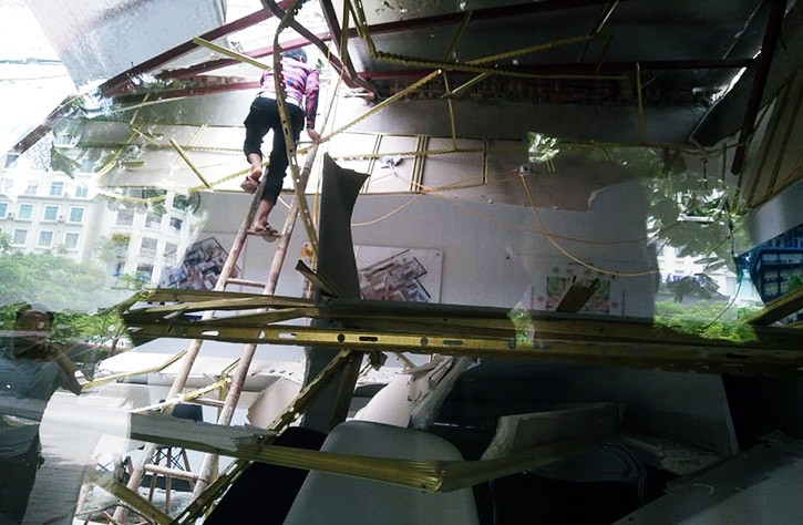 Thời điểm PV Kiến Thức ghi nhận, trong khu nhà văn phòng ở công trình The Sun vẫn ngổn ngang các vật liệu bị rơi từ trên cao xuống, mái nhà bị thủng rất lớn.