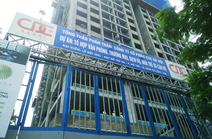 Ngay sau khi xảy ra vụ việc, các công nhân làm việc bên trong công trình đã nhanh chóng được nghỉ và rời khỏi hiện trường. Hiện vẫn chưa rõ số người thương vong.