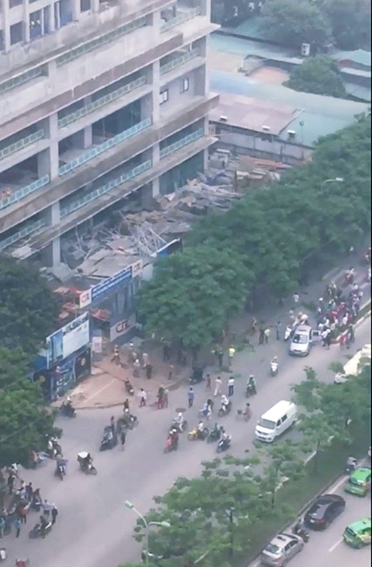 Nhìn từ trên cao hiện trường đứt cáp cẩu The SUN Mễ Trì, khu vực văn phòng dường như sập mái hoàn toàn.