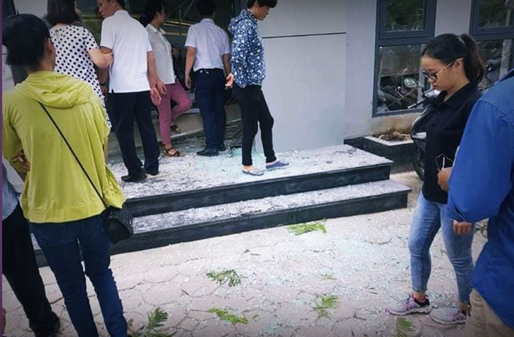 Mảnh kính bắn vương vãi từ trong hiện trường ra cả khu vực vỉa hè đường Mễ Trì khiến nhiều người khiếp sợ. "Tôi chỉ nghe thấy tiếng rầm rất nhanh, nhìn sang thì thấy có người bị thương", một nhân chứng nói.