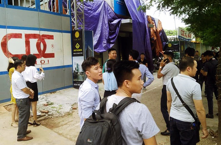 Nhiều phóng viên của các cơ quan báo đài đến ghi nhận hiện trường vụ việc. Tuy nhiên trong quá trình tác nghiệp, các phóng viên liên tục bị hai người đàn ông được cho là làm việc bên trong công trình này ra cản trở, không cho quay phim chụp ảnh và có những lời lẽ thách thức.