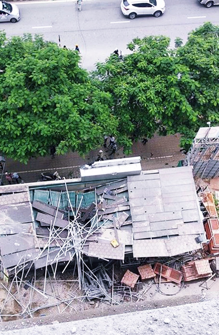 Hien truong dut cap cau The SUN Me Tri, roi trung van phong