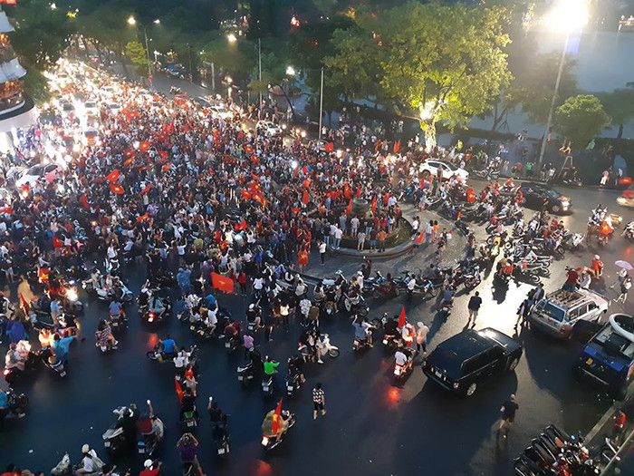 Hà Nội lúc này đang có mưa nhưng không thể ngăn nổi người hâm mộ ra đường, dù các cầu thủ của chúng ta nhận thua 1-3 trước Hàn Quốc.