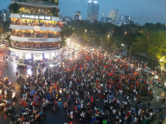 Người hâm mộ bóng đá Việt Nam bắt đầu tập trung về khu vực hồ Hoàn Kiếm.