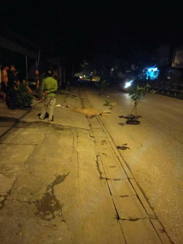 Bi an hai thanh nien thuong vong canh xe may giua dem Ha Noi